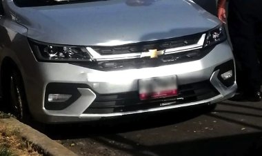 Encuentran muerto a un hombre al interior de un carro en Nezahualcóyotl