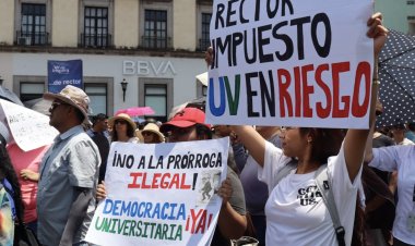 Marchan estudiantes y maestros de la UV; rechazan permanencia del actual rector