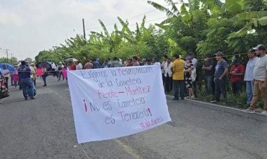 Continúan bloqueos carreteros en Veracruz