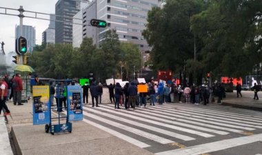 Trabajadores de Cultura bloquean Paseo de la Reforma en ambos sentidos