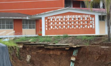 Alumnos de la Escuela Normal Superior Veracruzana en peligro por deslave en plantel