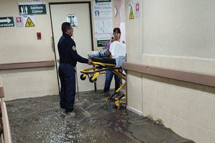 Colapsa barda y se inunda Clínica del IMSS en La Paz por fuertes lluvias