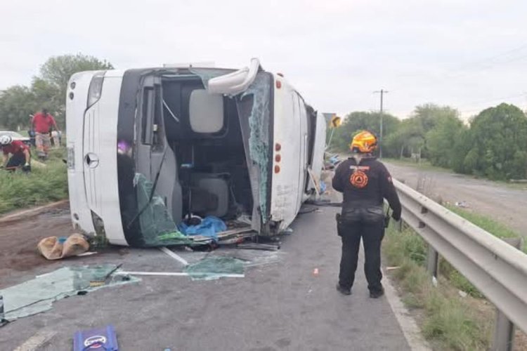 Volcadura de camión en NL deja más de 10 muertos y casi 20 heridos; era una familia que vacacionaba