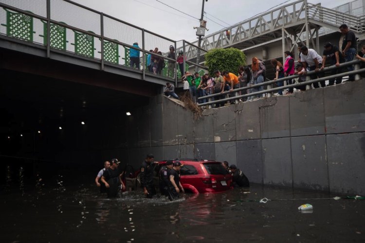 Más de 20 horas tardó recuperación de vehículos atrapados en bajopuentes por inundaciones en la CDMX