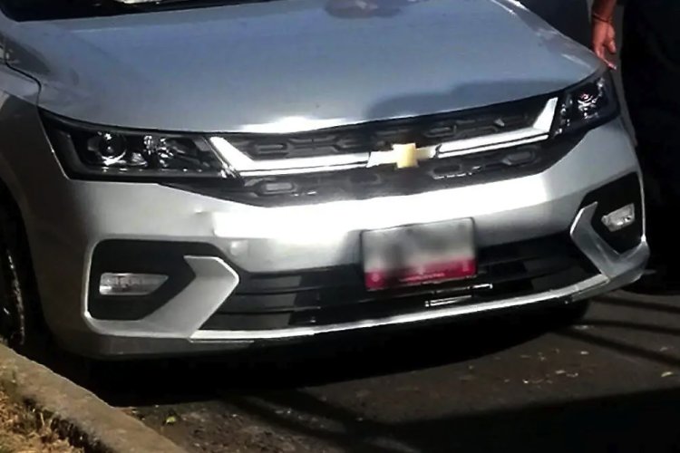Encuentran muerto a un hombre al interior de un carro en Nezahualcóyotl