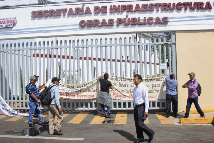 Habitantes de Pajapan, Veracruz exigen reparación de carretera olvidada desde hace más de 20 años