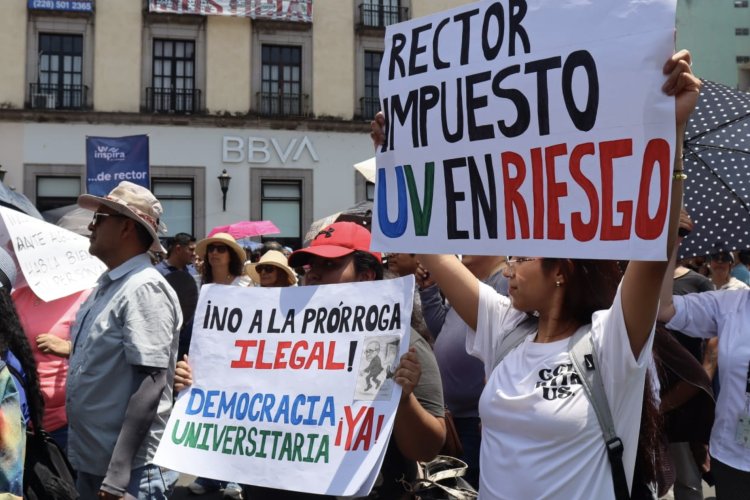 Marchan estudiantes y maestros de la UV; rechazan permanencia del actual rector