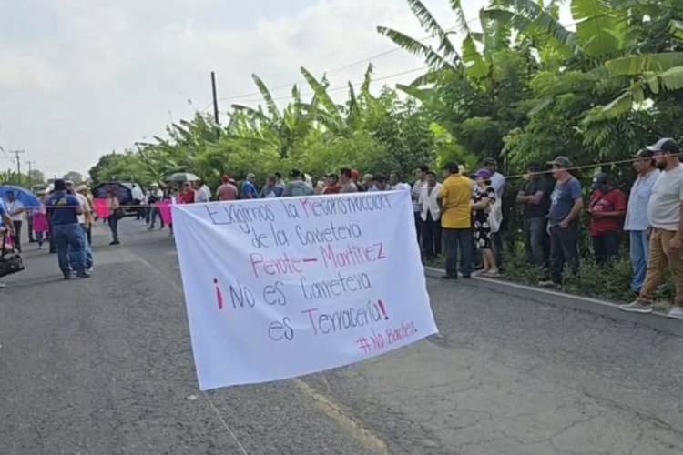 Continúan bloqueos carreteros en Veracruz
