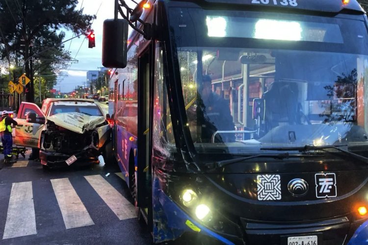 Camioneta de valores se pasa el alto y choca contra Trolebús en Coyoacán