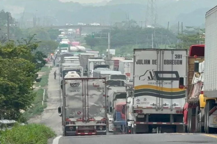 Pobladores mantienen bloqueo en la carretera Coatzacoalcos-Villahermosa