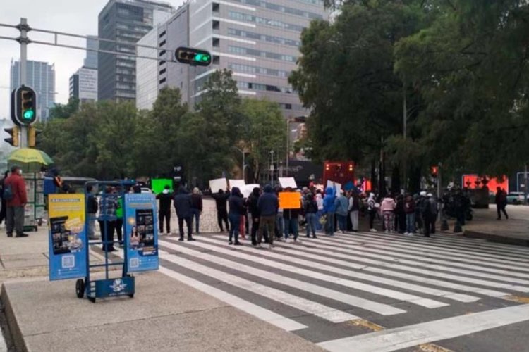 Trabajadores de Cultura bloquean Paseo de la Reforma en ambos sentidos