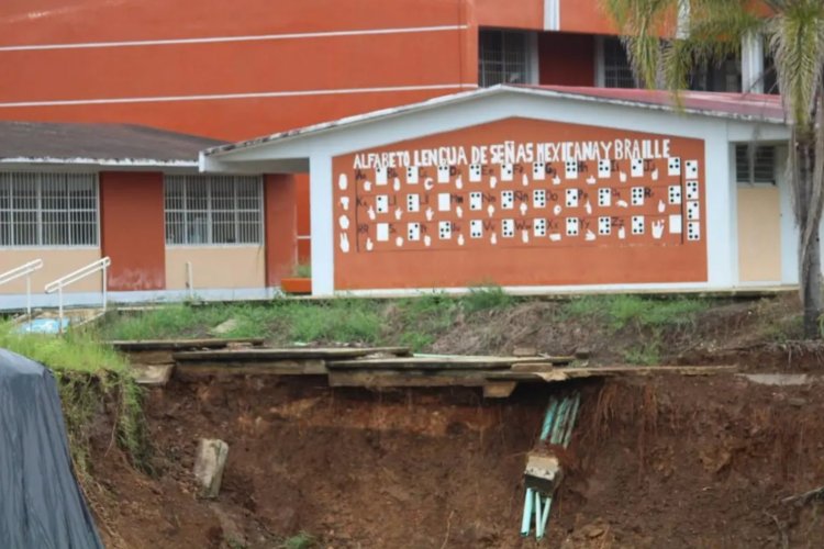 Alumnos de la Escuela Normal Superior Veracruzana en peligro por deslave en plantel
