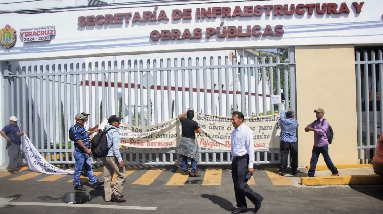 Habitantes de Pajapan, Veracruz exigen reparación de carretera olvidada desde hace más de 20 años