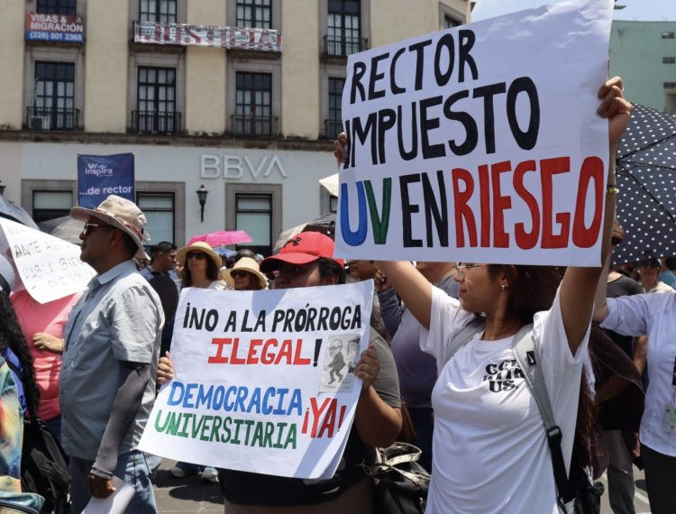 Marchan estudiantes y maestros de la UV; rechazan permanencia del actual rector