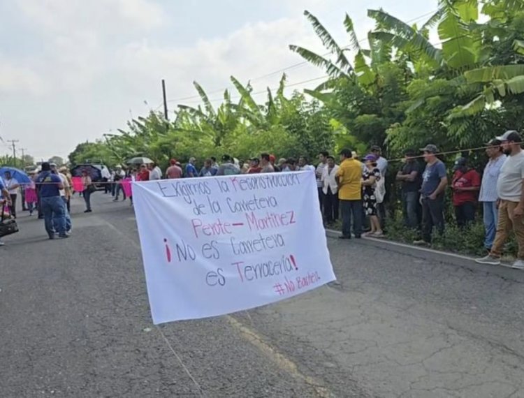 Continúan bloqueos carreteros en Veracruz