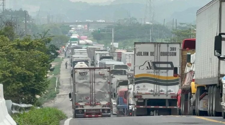 Pobladores mantienen bloqueo en la carretera Coatzacoalcos-Villahermosa