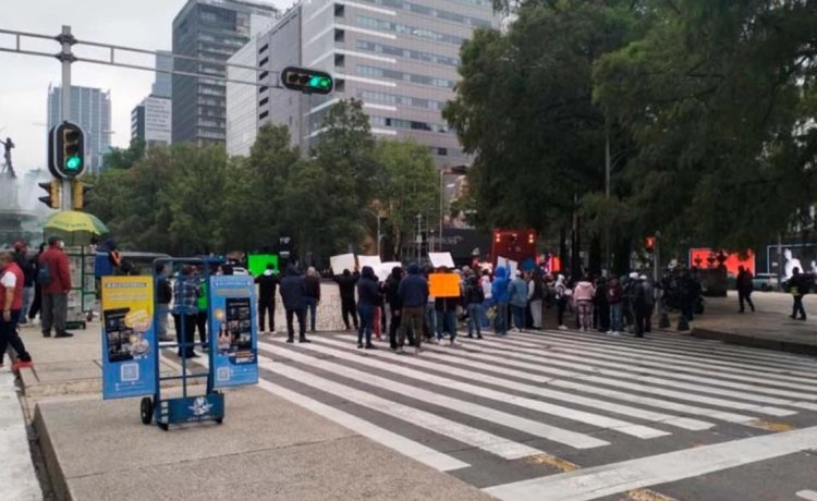 Trabajadores de Cultura bloquean Paseo de la Reforma en ambos sentidos