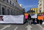 Jubilados bloquean centro de Xalapa, Veracruz; exigen pagos pendientes de seguro de vida