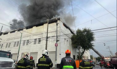 Fuego consume bodega de ropa en la colonia Morelos de la CDMX