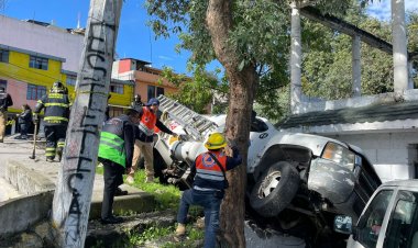 Pipa de gas LP vuelca tras quedarse sin frenos en la alcaldía Tlalpan