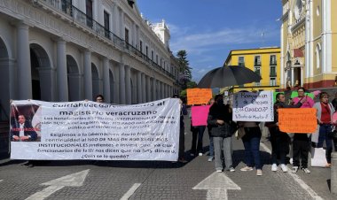 Jubilados bloquean centro de Xalapa, Veracruz; exigen pagos pendientes de seguro de vida
