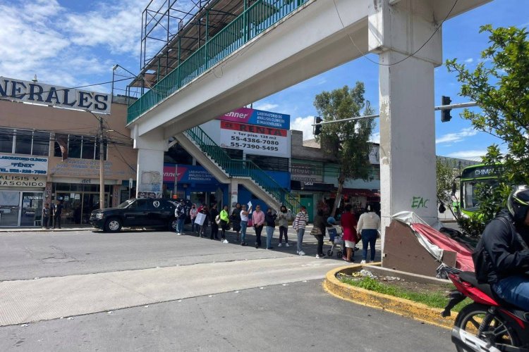 Pacientes protestan en Chimalhuacán por suspensión de servicio de hemodiálisis