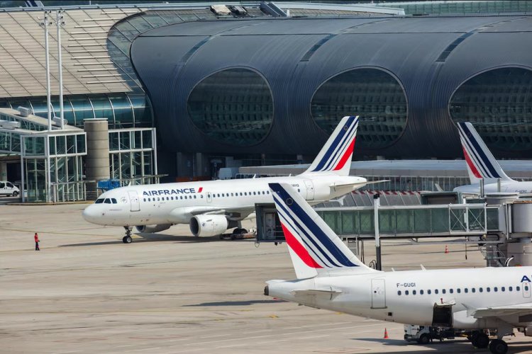 Francia vive protesta sindical de controladores aéreos; más de 500 mil pasajeros afectados.