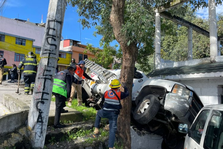 Pipa de gas LP vuelca tras quedarse sin frenos en la alcaldía Tlalpan