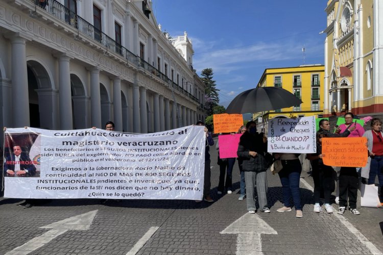 Jubilados bloquean centro de Xalapa, Veracruz; exigen pagos pendientes de seguro de vida