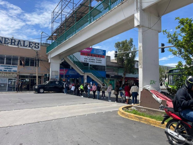 Pacientes protestan en Chimalhuacán por suspensión de servicio de hemodiálisis