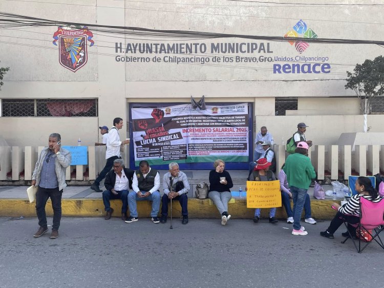 Trabajadores sindicalizados marchan en Chilpancingo y realizan bloqueos