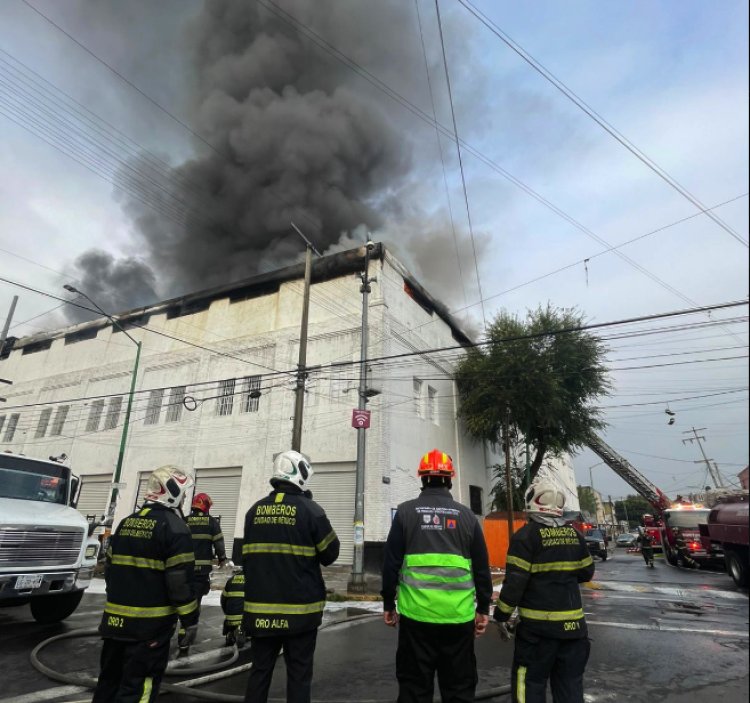 Fuego consume bodega de ropa en la colonia Morelos de la CDMX