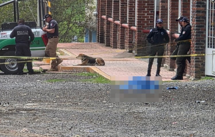 Hallan a joven sin vida y con heridas de bala afuera de iglesia en la carretera Toluca-Zitácuaro