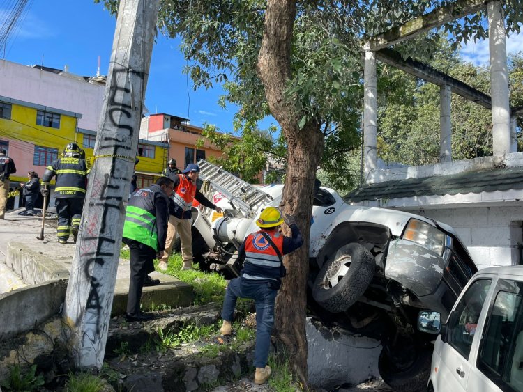 Pipa de gas LP vuelca tras quedarse sin frenos en la alcaldía Tlalpan