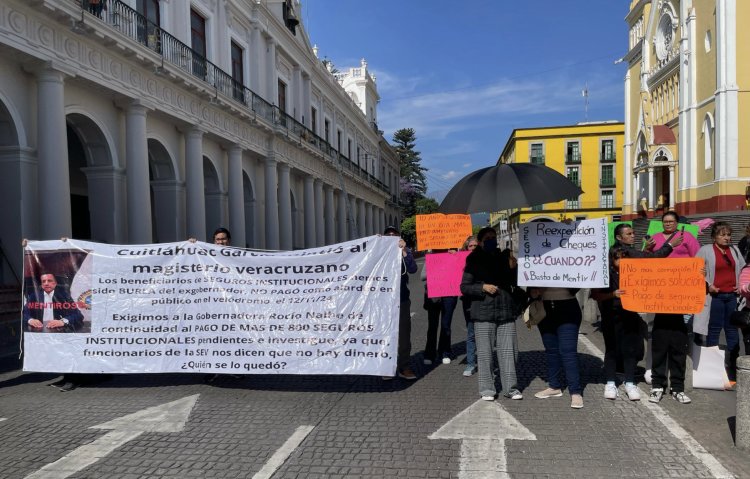 Jubilados bloquean centro de Xalapa, Veracruz; exigen pagos pendientes de seguro de vida