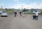 Ante omisión del gobierno, taxistas reparan con sus propios medios carretera Villa Victoria-El Oro
