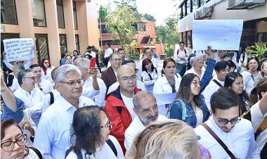 Estudiantes y trabajadores de la UV se manifiestan en contra de la prórroga del rector