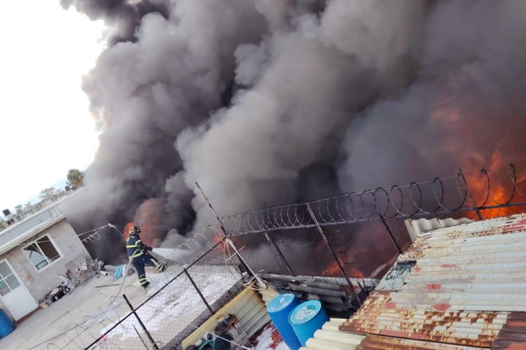 Bomberos trabajan para sofocar incendio en fábrica de la alcaldía Iztacalco