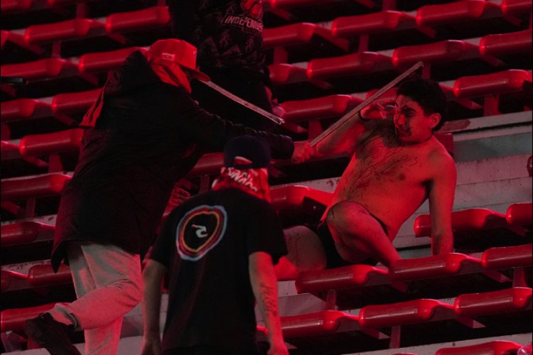 Tres aficionados muertos dejan disturbios durante partido de fútbol en la Copa Sudamericana