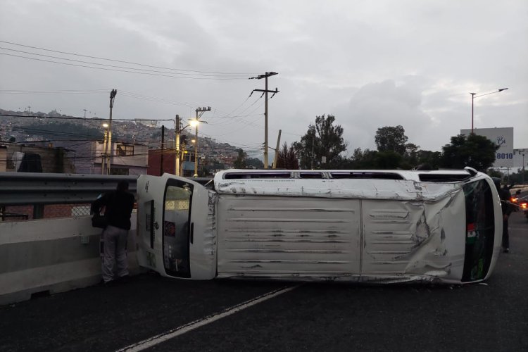 Aparatoso accidente de transporte público en la México-Pachuca: muere un pasajero y hay 13 heridos