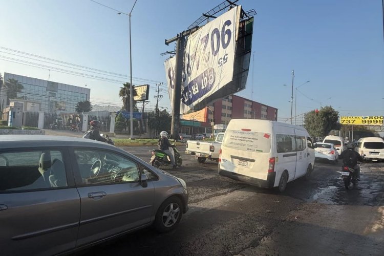 Continúan afectaciones por caída de espectacular en la México-Texcoco