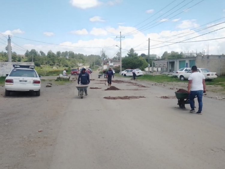 Ante omisión del gobierno, taxistas reparan con sus propios medios carretera Villa Victoria-El Oro
