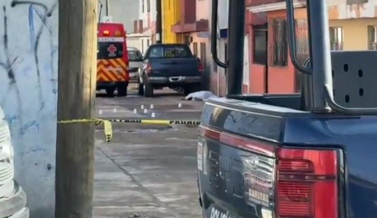 Ejecutan a mujer y dejan narcomensaje en calles de Toluca
