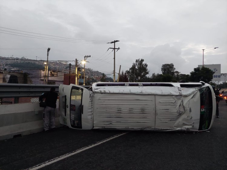 Aparatoso accidente de transporte público en la México-Pachuca: muere un pasajero y hay 13 heridos