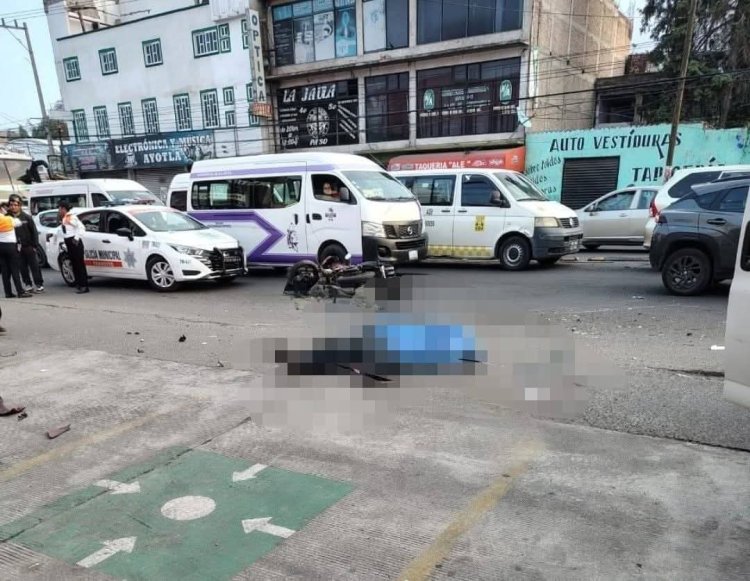 Motociclista muere tras choque contra combi en Ixtapaluca; conductor intenta darse a la fuga