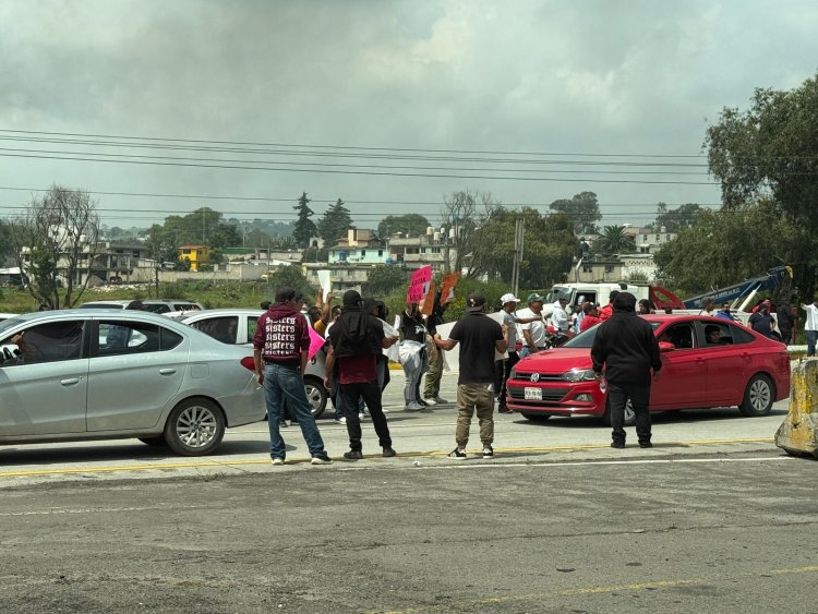 Bloquean autopista México-Querétaro; exigen aparición de taxistas y mejorar condiciones de seguridad