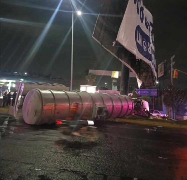 Pipa vuelca sobre la México-Texcoco y ocasiona caos vial
