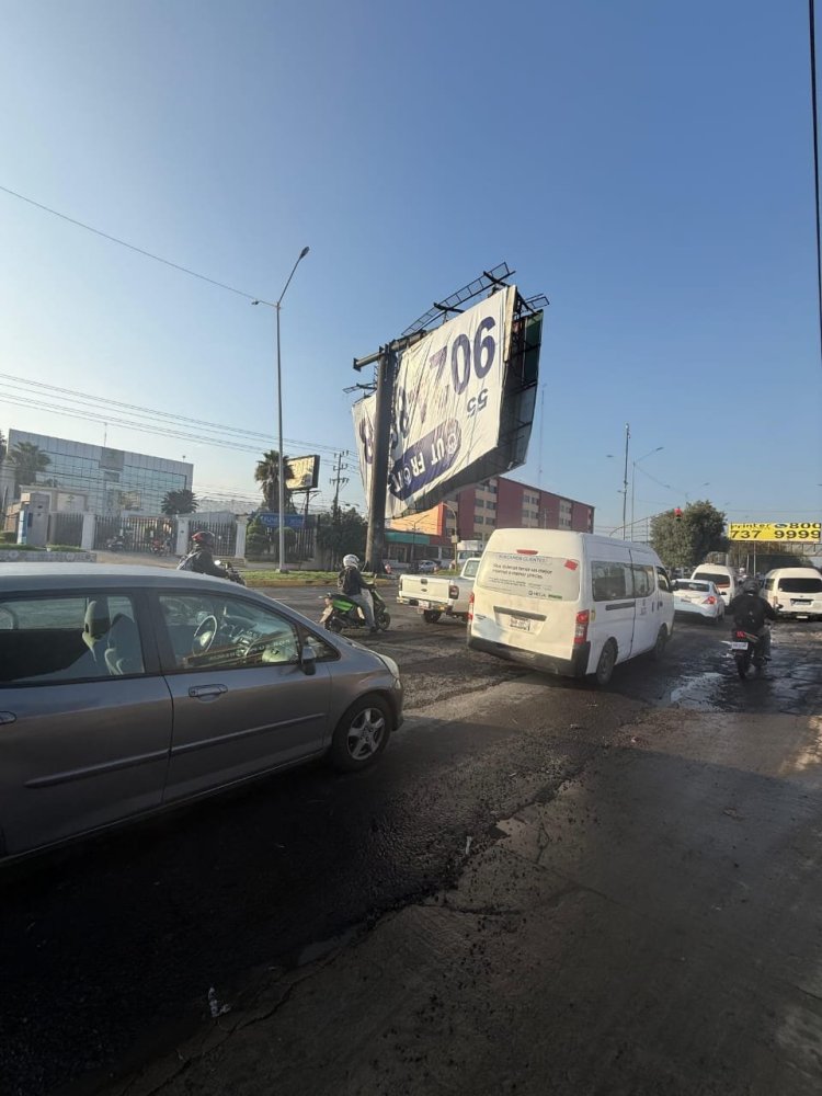 Continúan afectaciones por caída de espectacular en la México-Texcoco