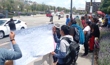 Exigen a Delfina Gómez solución a socavón en centro escolar de Chimalhuacán