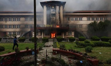 Manifestantes incendian el Parlamento de Nepal tras dimisión del primer ministro